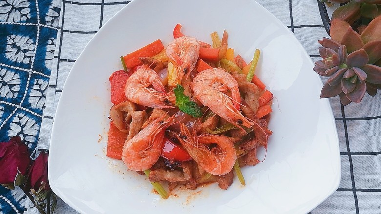 快手菜,五彩杂蔬肉丝爆虾,色泽五彩缤纷,味道鲜美,一道菜就搞定营养晚餐