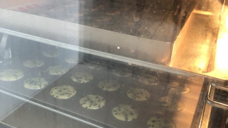 黑芝麻薄脆饼,提前预热烤箱160度,烤18-20分钟,最后几分钟注意观察上色情况,一不小心会烤焦掉,所以最后几分钟蹲点观察