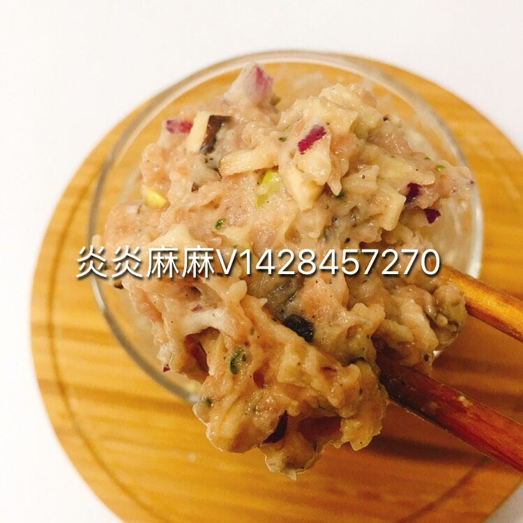 肉酿香菇,猪肉，洋葱剁成泥、加入香菇碎、鹌鹑蛋、淀粉、海苔粉、牛油果油搅拌均匀。