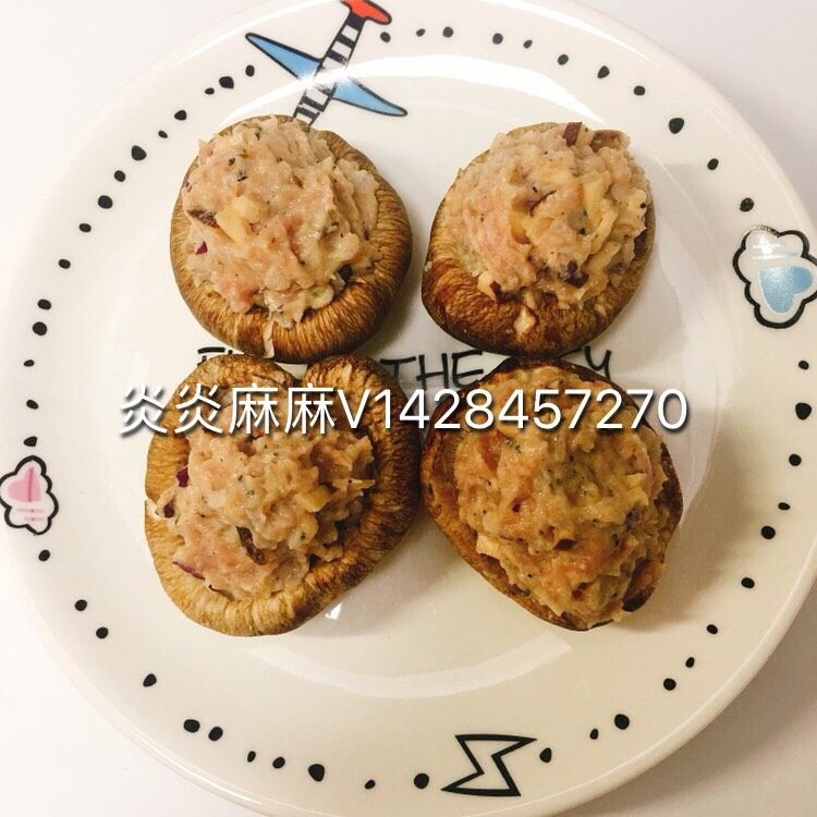 肉酿香菇,将拌好的肉馅酿到香港里面，上锅蒸熟。