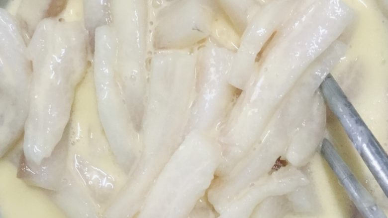 糖粘羊尾,煮熟切条过冷开水冲掉浮沫