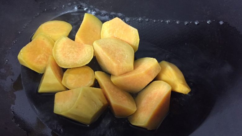 蜜烧红薯,放入红薯