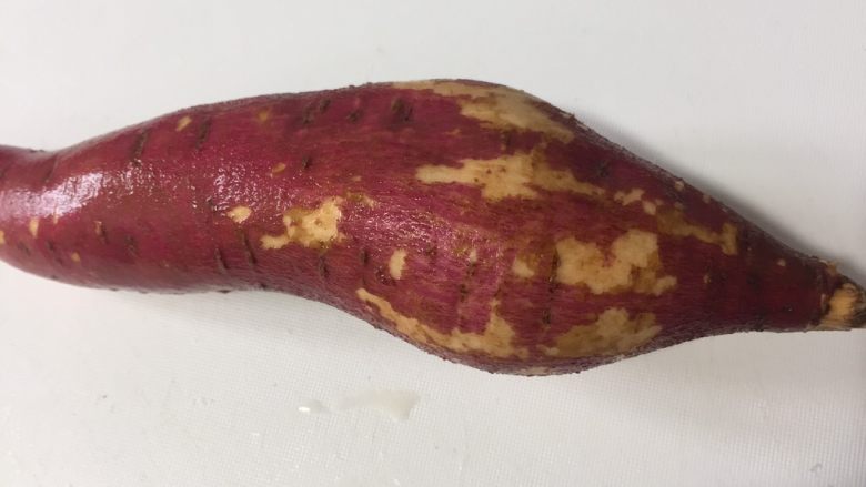 蜜烧红薯,取<a style='color:red;display:inline-block;' href='/shicai/ 2585'>红薯</a>一个，我这一个就150g，比较小，你可以翻倍做