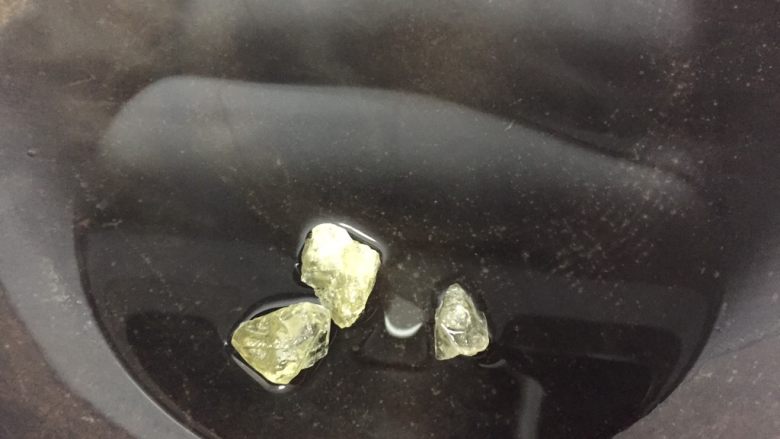 蜜烧红薯,锅里放少许水加入冰糖煮融化