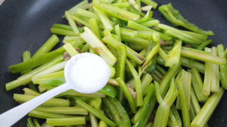 家常肉丝炒芹菜,一勺盐