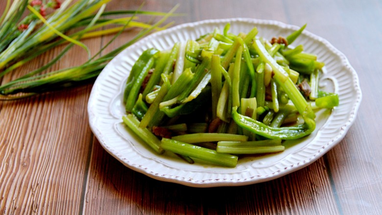 家常肉丝炒芹菜,装盘，可以吃了