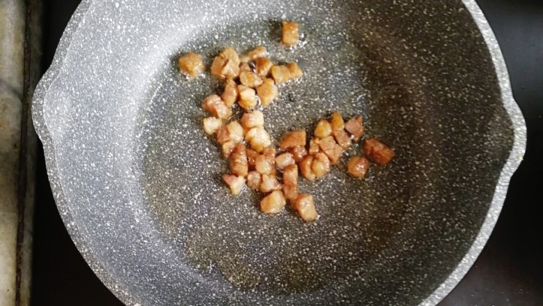 宝宝辅食—番茄和牛蛋炒饭,锅内再倒一点油,倒入和牛炒熟盛出备用