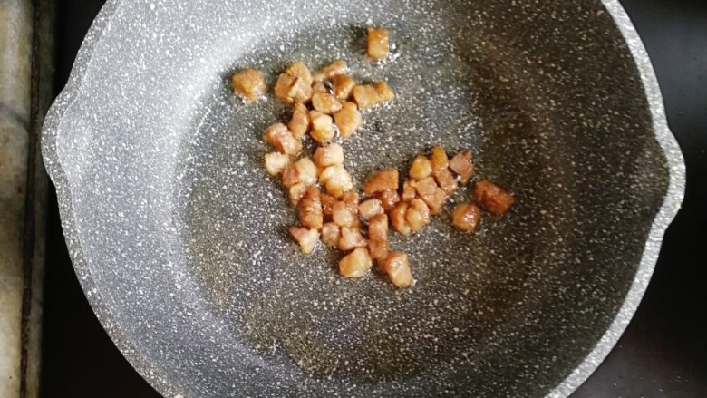 宝宝辅食—番茄和牛蛋炒饭,锅内再倒一点油，倒入和牛炒熟盛出备用