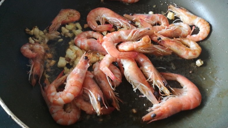 快手菜,五彩杂蔬肉丝爆虾,锅中热油,加入葱姜爆香,加入海虾爆炒,起锅