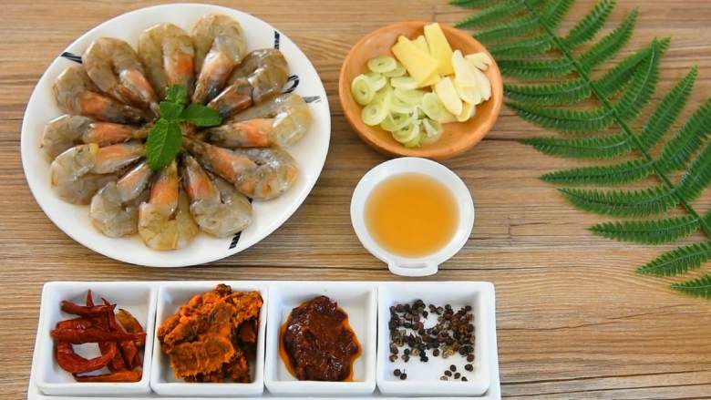 香辣虾—香辣可口,越辣越想吃,【主料】白虾 300克
【辅料】:火锅底料 2勺|郫县豆瓣酱 1勺|干辣椒 少许|花椒 少许|料酒 1勺|葱姜蒜 适量