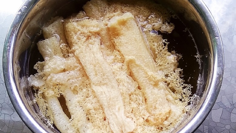 竹荪干贝豆腐汤,盆中放入凉水,放两勺盐,泡十分钟左右