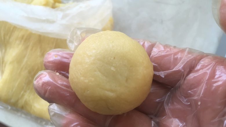 凤梨酥,之后双手对搓,将面团滚圆