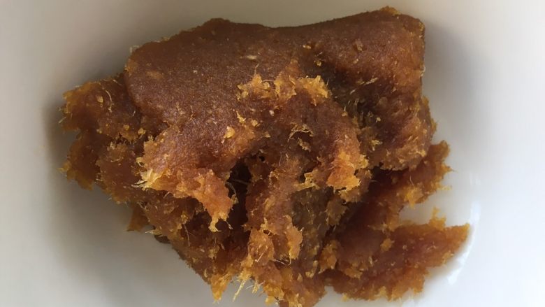凤梨酥,一起翻炒至果肉浓稠,可以成团即可,装入容器降温