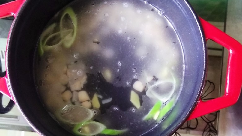 竹荪干贝豆腐汤,放入高汤(清水也行)