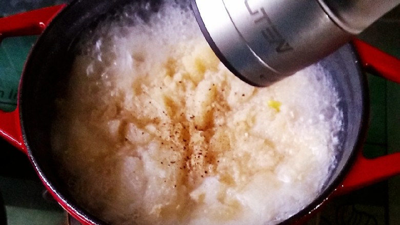 竹荪干贝豆腐汤,放入豆腐,放少许盐和黑胡椒