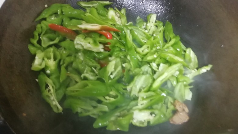 螺丝椒炒肉,肉炒开后加入辣椒