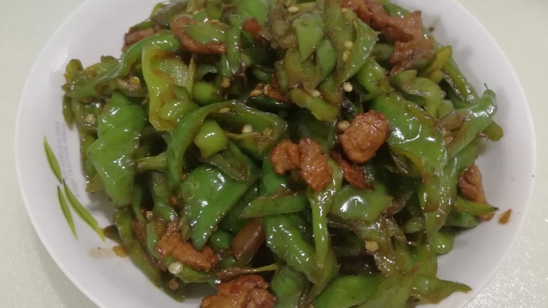 螺丝椒炒肉,装盘了,看着还行吧,其实这个做起来也比较简单,就这样咯