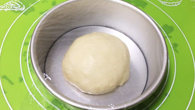 糖粒儿哈斯面包,放入模具，盖上保鲜膜。