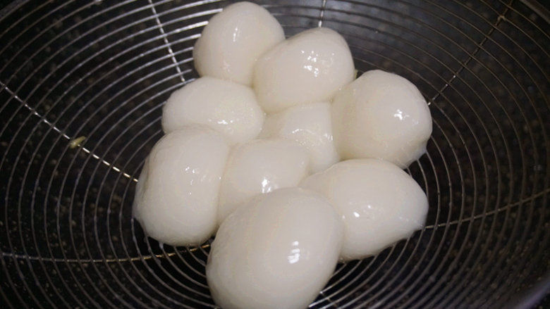 红糖汤圆,将煮熟的汤圆用漏勺捞出沥干水