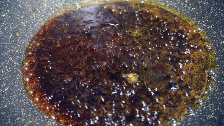 红糖汤圆,锅内倒一点点油,将融化后的红糖汁倒入锅中,先用大火熬成起大泡后转为小火慢慢收汁
叨叨叨:火不能太大,以免红糖熬过头发苦