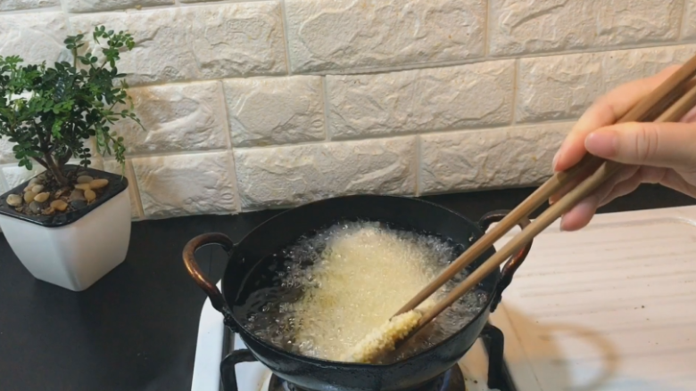 6元炸鸡排,油7成热下锅