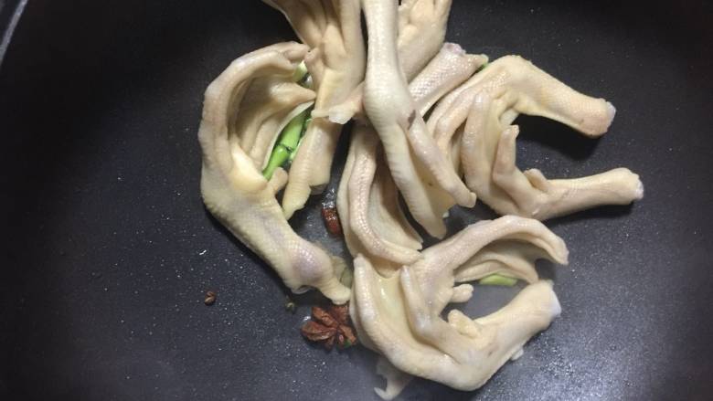 消魂掌,放入鸭脚,翻炒一下,让鸭脚都煎到