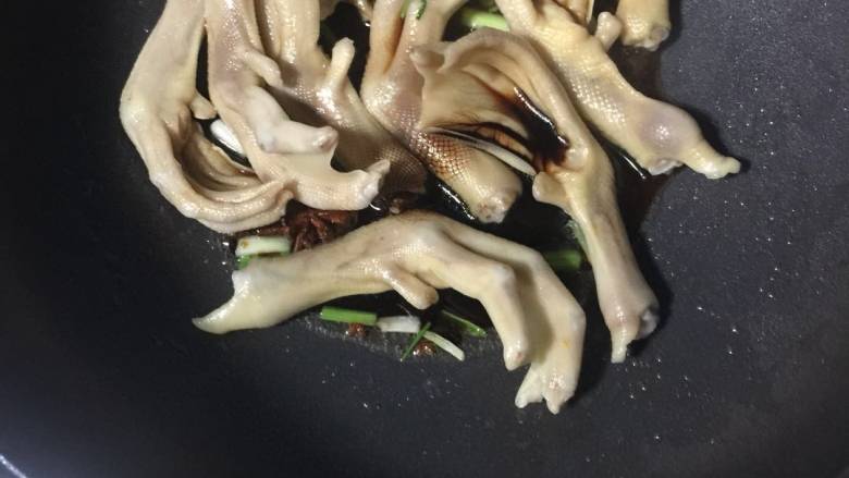 消魂掌,倒入酱油,料酒,糖,盐