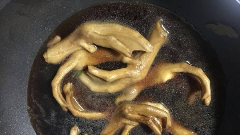 消魂掌,倒入清水,没过鸭脚