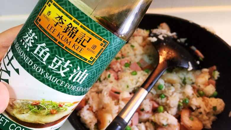 零失败-有颜有料菠萝炒饭,放入一点点蒸鱼豉油,翻炒到每粒饭上都有酱油的感觉就可以了