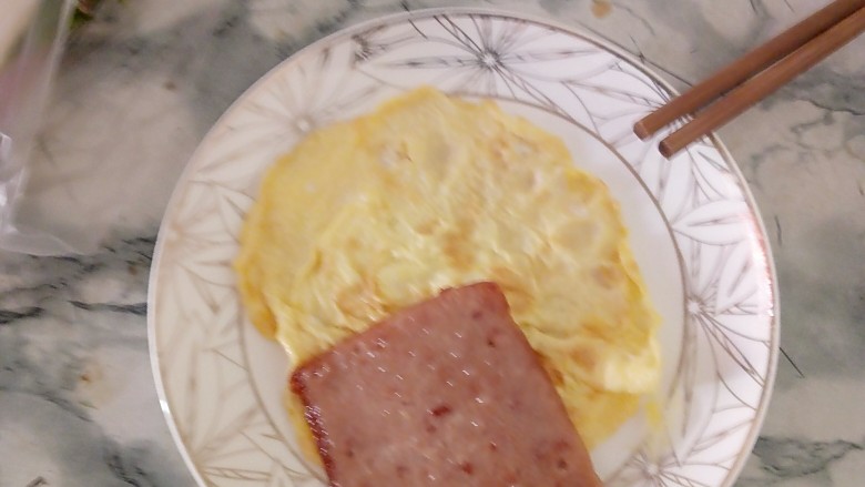 三明治,把<a style='color:red;display:inline-block;' href='/shicai/ 9'>鸡蛋</a>和午餐肉煎一下。<a style='color:red;display:inline-block;' href='/shicai/ 9'>鸡蛋</a>打不打散都可以