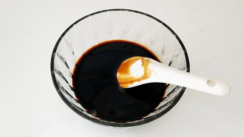 香辣脆生~酱黄瓜,老抽,白醋,蜂蜜混和