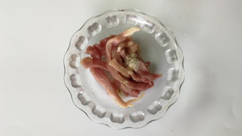 瘦肉炒青甜豆,瘦肉放在碗里,加入盐,<a style='color:red;display:inline-block;' href='/shicai/ 718'>料酒</a>,胡椒粉抓匀