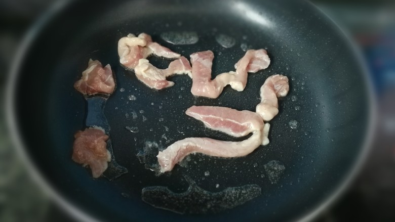 瘦肉炒青甜豆,油温升起后,倒入瘦肉滑炒