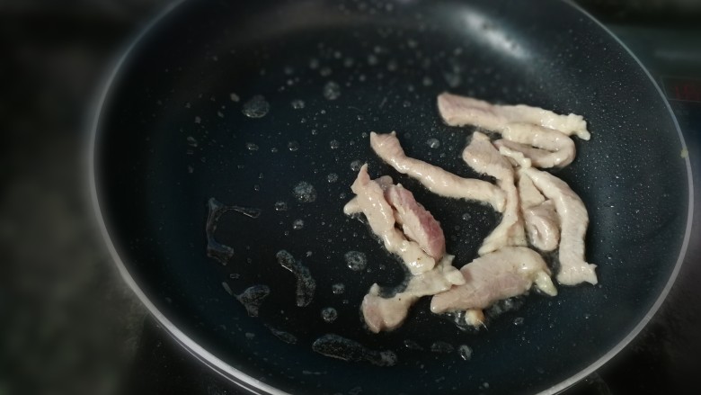 瘦肉炒青甜豆,炒至瘦肉变白后,盛出待用