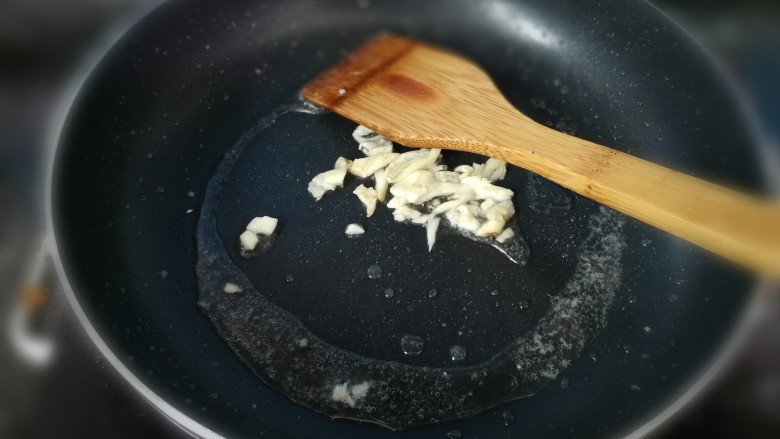 瘦肉炒青甜豆,炒锅重新放油,爆香蒜末