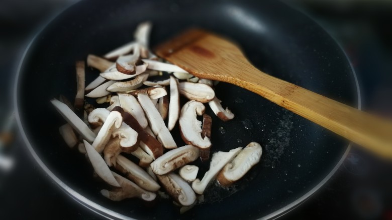 瘦肉炒青甜豆,加入香菇翻炒