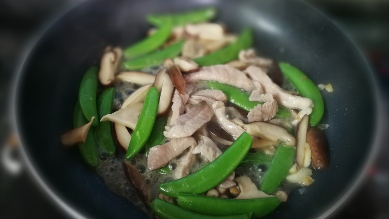 瘦肉炒青甜豆,最后加入瘦肉,把菜的味道翻炒融合即可