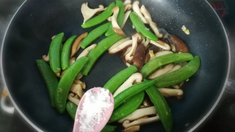 瘦肉炒青甜豆,香菇和青甜豆都炒软后,加入盐和<a style='color:red;display:inline-block;' href='/shicai/ 756'>鸡精</a>炒匀