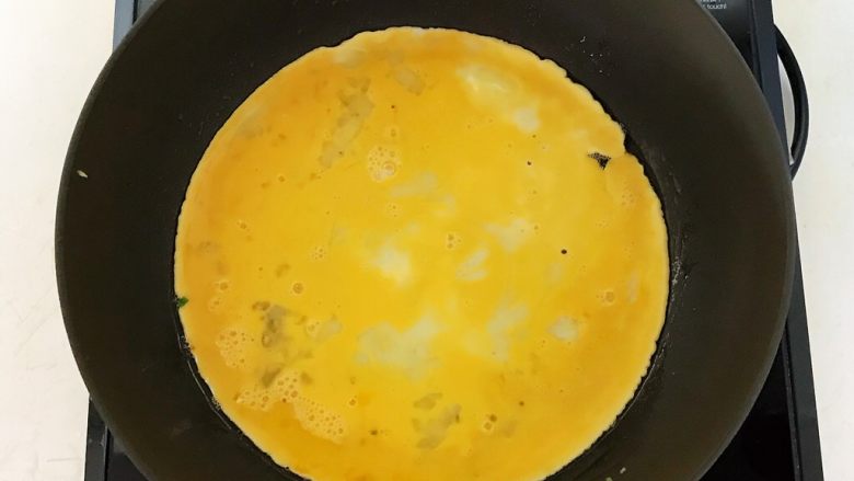 酱油版 百搭鸡蛋辣椒酱,油烧热后倒入鸡蛋液