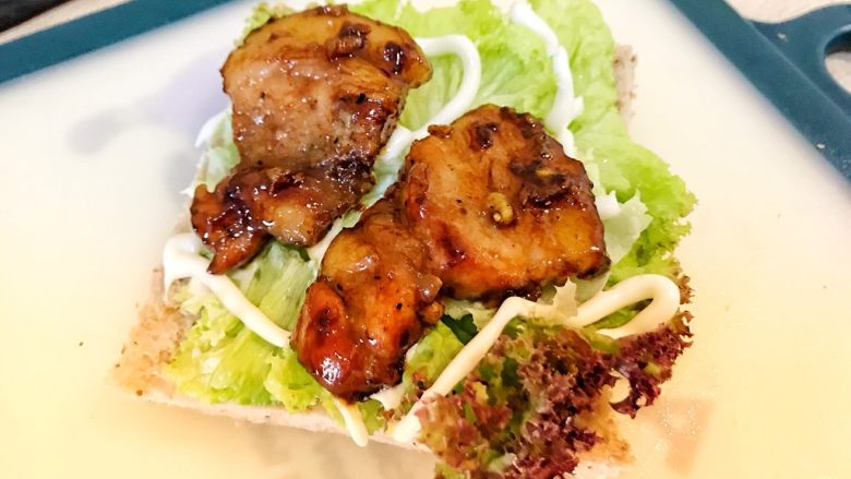 饭团✖️三明治,高颜值也超美味的早餐,接着放上煎好的五花肉。