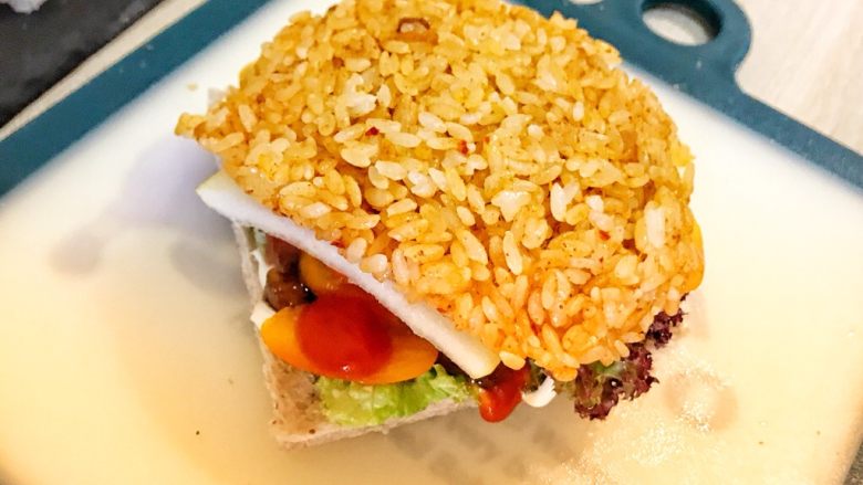 饭团✖️三明治,高颜值也超美味的早餐,盖在上面。