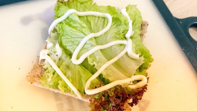饭团✖️三明治,高颜值也超美味的早餐,放上<a style='color:red;display:inline-block;' href='/shicai/ 121'>生菜</a>挤上沙拉酱。