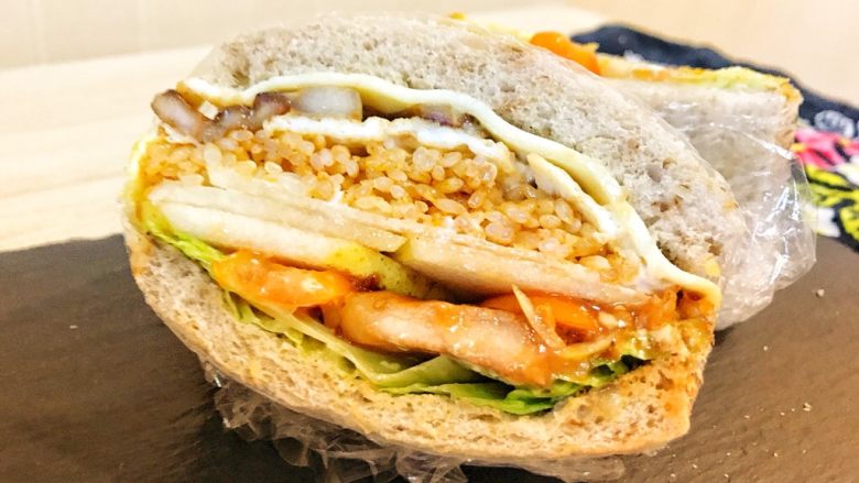 饭团✖️三明治,高颜值也超美味的早餐,盖上最后一层土司片,用保鲜膜包好就OK啦~