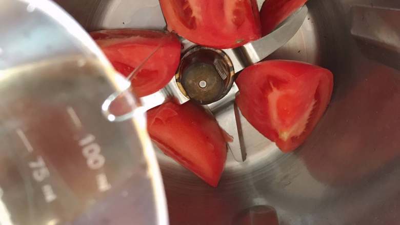 西红柿鸡蛋汤【GOURMETmaxx西式厨师机】,1. <a style='color:red;display:inline-block;' href='/shicai/ 3551'>西红柿</a>切大块放入杯内,加入油