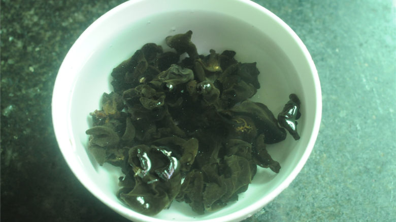 开胃拌木耳,黑<a style='color:red;display:inline-block;' href='/shicai/ 233'>木耳</a>用清水泡发(半个小时就差不多了)