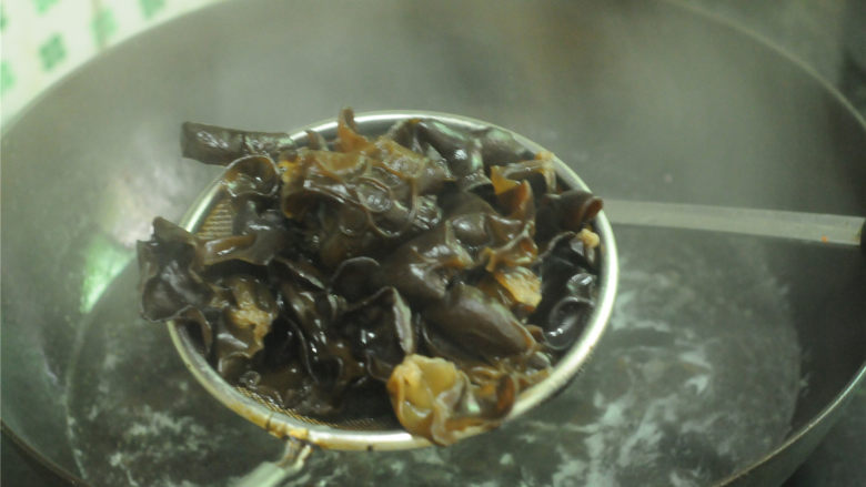 开胃拌木耳,烧开一锅水,将处理好的黑木耳放进去,汆烫熟透后捞出沥干水,放在盘子里(如果是夏天,想吃凉的,可以放入冰水里浸泡几分钟)