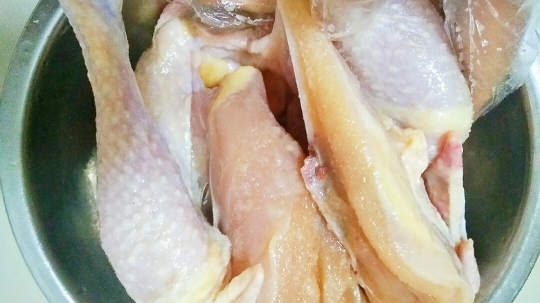 家庭版烤鸡,买回来的新鲜三黄鸡,杀好去除内脏和鸡头