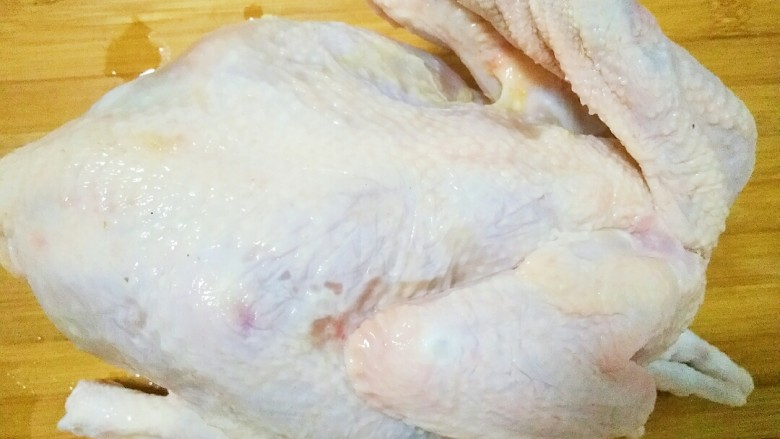 家庭版烤鸡,把鸡爪剁下来方便后面操作,再把鸡肉冲洗干净