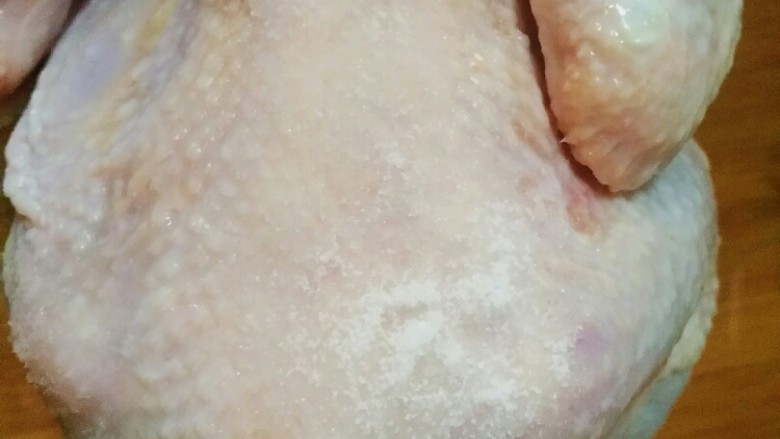家庭版烤鸡,撒上两勺盐,用手慢慢把盐涂抹均匀