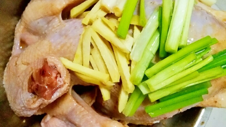 家庭版烤鸡,再放入姜丝,葱花用手抓匀
